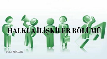 Bu resim siyah metinli bir grup yeşil insanı göstermektedir. Grup ön planda bir adam ve arka planda birkaç kişiden oluşuyor. Adam üzerinde siyah yazılar olan yeşil bir gömlek giyiyor. Yüzü yakın plandadır ve doğrudan kameraya bakıyor gibi görünmektedir. Görüntünün alt kısmında siyah metinli yeşil bir logo, sağ tarafında ise beyaz arka planlı yeşil bir daire var. Yeşil insanların renkleri siyah metinle güzel bir kontrast oluşturarak göz alıcı bir görüntü yaratıyor.