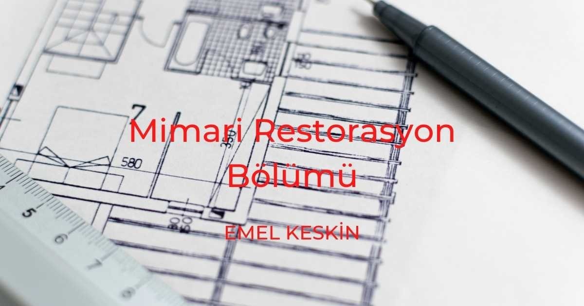 Bu görüntü, bir plan üzerine yerleştirilmiş bir kalemin yakın çekimini göstermektedir. Gümüş metal uçlu kalem siyah renktedir ve planın sağ alt köşesine yerleştirilmiştir. Plan açık mavi renktedir ve metin, çizgi ve şekiller gibi küçük ayrıntılarla doludur. Beyaz bir masanın üzerine yerleştirilmiştir ve masa parlak bir tepe lambası ile aydınlatılmaktadır. Kalemin ucu sivri ve metal ucu ışığı yansıtıyor. Kalem planın üzerinde duruyor ve plan üzerindeki bazı ayrıntılar kalemin altından görülebiliyor.