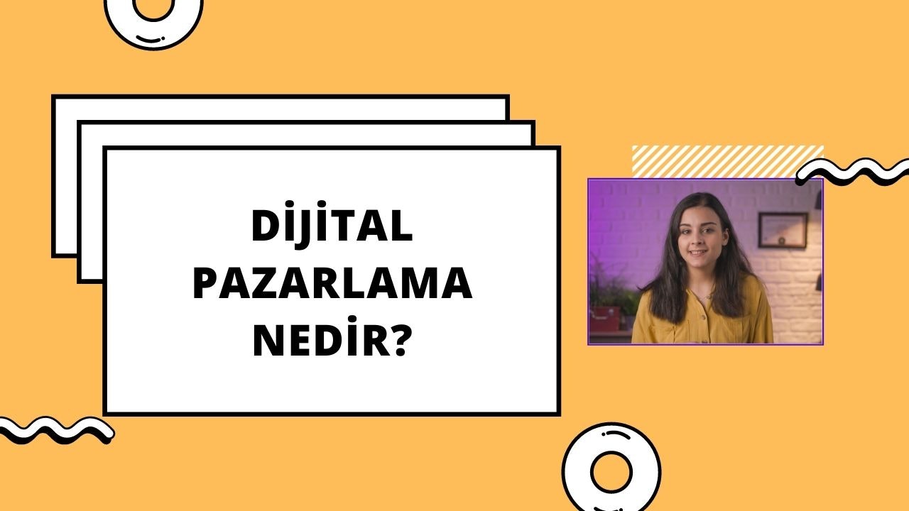 Siyah metinli beyaz bir tabelanın önünde gülümseyen bir kadın. Uzun kahverengi saçları var ve yüzü yakından çekilmiş. Arka planda içinden siyah bir çizgi geçen beyaz bir daire var. Kadın yakalı açık renkli bir gömlek giyiyor ve tabelanın üzerinde iki satırlık bir metin var. İlk satır kalın ve 'Hoş geldiniz', ikinci satır ise daha küçük ve 'evimize' yazıyor. Kadının ifadesi parlak ve neşelidir ve doğrudan tabelaya bakmaktadır. Gülümsemesi sıcak ve davetkârdır ve gözleri neşe doludur. Tabela, gelen kişiye sıcak bir hoş geldin demektedir.