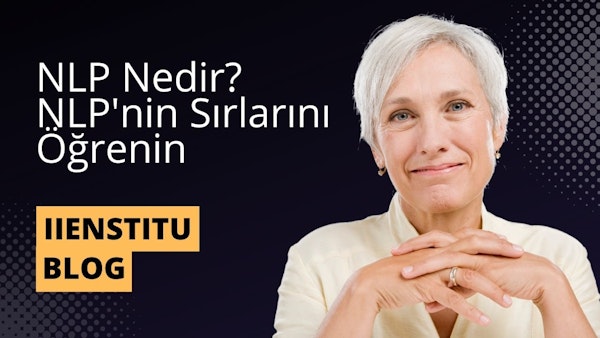 Siyah bir arka planın önünde, ellerini önünde kavuşturmuş bir kadın duruyor. Yüzünde hoş bir ifade var, gözleri kapalı ve dudakları hafifçe gülümseyerek kıvrılmış. Elleri neredeyse duaya benzer bir hareketle kavuşturulmuş, sol eli sağ elinin üzerinde duruyor. Saçları açık kahverengi ve geriye doğru topuz yapılmış. Resmin sağ alt köşesinde üzerinde siyah bir 'O' harfi bulunan sarı ve siyah bir işaret var. Arka plan çoğunlukla koyu, sol üst köşede beyaz bir metin var. Resmin alt orta kısmında kadının yüzüne yakın çekim yapılmış ve gözleri, burnu ve ağzı gösterilmiş. Gözleri kapalı ve hafifçe gülümsüyor, burnu küçük ve ağzı hafifçe açık. Resmin üst orta kısmında, önünde çapraz duran ellerinin yakın çekimi yer alıyor. Görüntü iyi aydınlatılmış ve renkler canlı ve net.