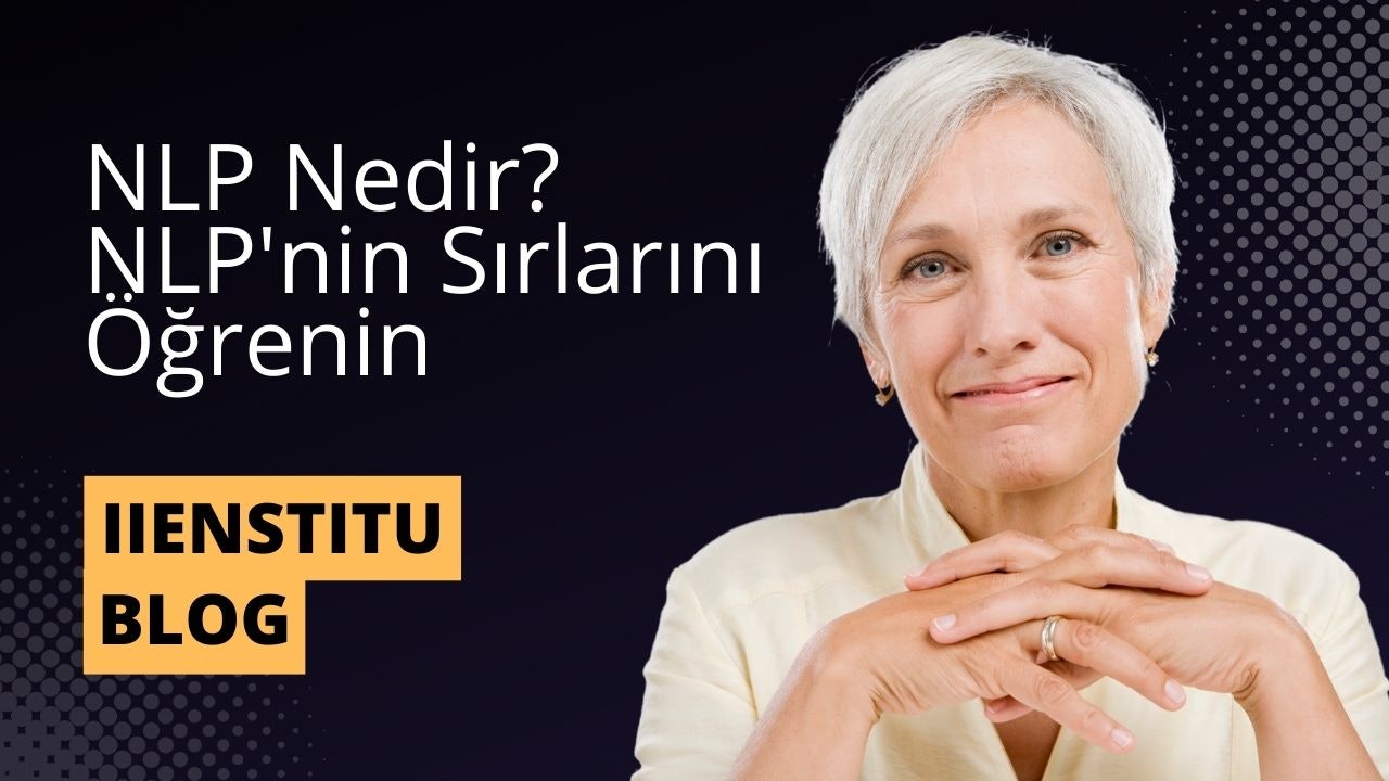 Siyah bir arka planın önünde, ellerini önünde kavuşturmuş bir kadın duruyor. Yüzünde hoş bir ifade var, gözleri kapalı ve dudakları hafifçe gülümseyerek kıvrılmış. Elleri neredeyse duaya benzer bir hareketle kavuşturulmuş, sol eli sağ elinin üzerinde duruyor. Saçları açık kahverengi ve geriye doğru topuz yapılmış. Resmin sağ alt köşesinde üzerinde siyah bir 'O' harfi bulunan sarı ve siyah bir işaret var. Arka plan çoğunlukla koyu, sol üst köşede beyaz bir metin var. Resmin alt orta kısmında kadının yüzüne yakın çekim yapılmış ve gözleri, burnu ve ağzı gösterilmiş. Gözleri kapalı ve hafifçe gülümsüyor, burnu küçük ve ağzı hafifçe açık. Resmin üst orta kısmında, önünde çapraz duran ellerinin yakın çekimi yer alıyor. Görüntü iyi aydınlatılmış ve renkler canlı ve net.