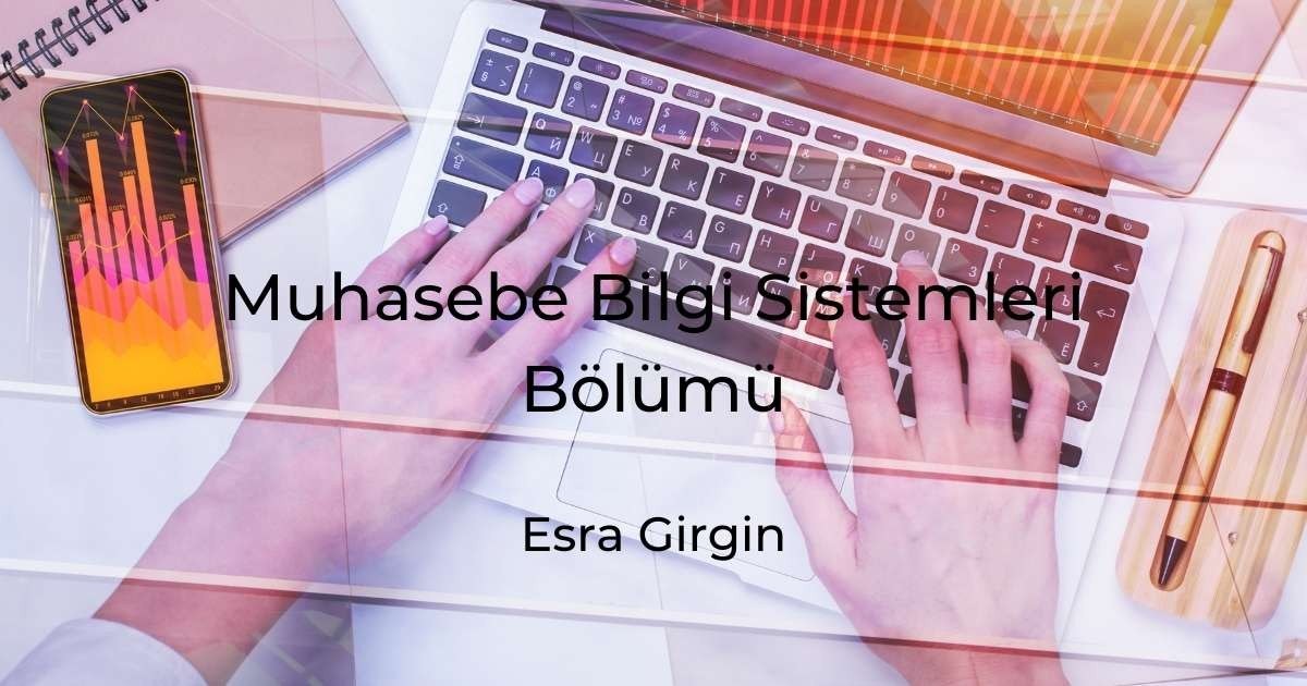 Bir dizüstü bilgisayar klavyesinin yakın çekim görüntüsünde, bir kişinin elleri tuşların üzerinde durmaktadır. Parmaklar sanki klavyede yazıyormuş gibi tuşlara basarken görülüyor. Dizüstü bilgisayarın yan tarafında bir kalem durmakta ve arka planda bir telefon ekranı görülmektedir. Resmin sol tarafında bir not defteri ve tablet üzerinde bir grafik görülüyor. Resmin sağ tarafında ise bir tabelanın yakın çekimi görülüyor. Görselde koyu renkler ve harika bir aydınlatma kullanılmış, bu da görseli oluşturan tüm farklı unsurların ayırt edilmesini kolaylaştırıyor.