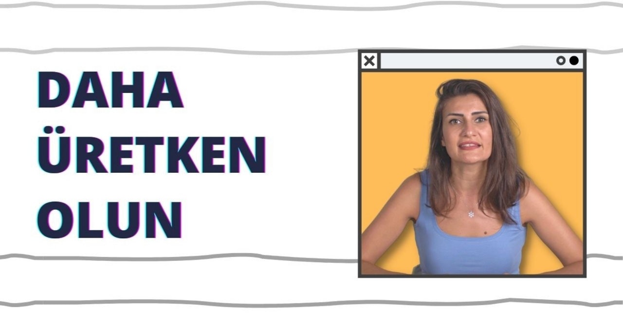 Mavi atletli bir kadın açık bir alanda duruyor. Omuzlarının hemen arkasına düşen uzun, kahverengi saçları var. Kolsuz bluz açık mavi renkte, ince askılı ve kep yakalı. Siyah ve mor harflerden oluşan bir kolye takıyor. Kadın yüzünde hafif bir gülümsemeyle doğrudan kameraya bakıyor. Ellerini önünde kavuşturmuş ve kolları dirseklerinden hafifçe bükülmüş. Arka plan sade ve nötrdür.