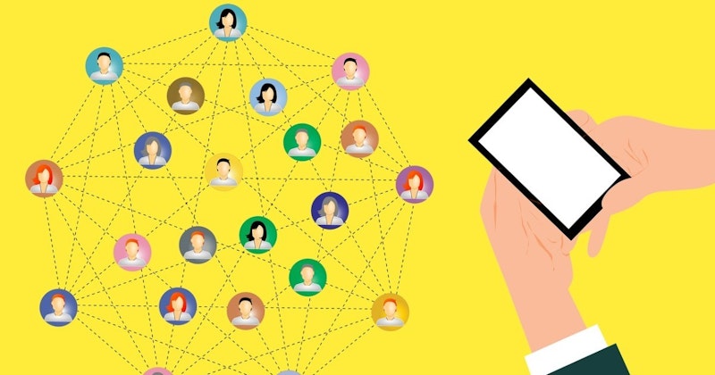 Bir el, etrafında bir grup insanın toplandığı bir cihazı tutmaktadır. Siyah saçlı bir kadın grubun en önünde duruyor, yüzü kızıl saçlarıyla kısmen örtülü. Arkasında yeşil bir daire içinde bir adam ve gri saçlı bir kadın var. Grubun sağında siyah saçlı bir kadın ve elinde mikrofon olan bir adam var. Herkes birbirine bağlı ve tüm gözler cihaza odaklanmış durumda. Ortam gergin ve beklenti aşikâr.