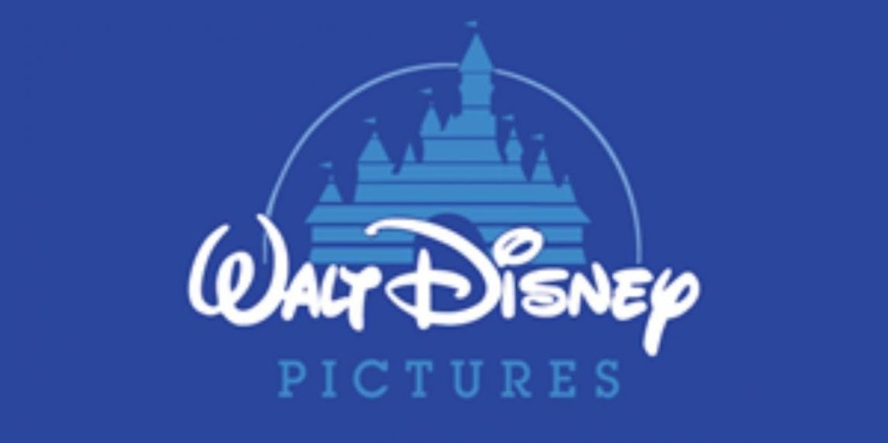 Bu, mavi ve beyaz bir tasarıma sahip bir film logosudur. Arka plan mavidir, logo ise ortada beyaz bir metinden oluşur. Logo biraz bulanıktır ve ortasında beyaz bir daire vardır. Metin, üst kısmı hafifçe yuvarlatılmış dikdörtgen bir şekil ile çevrelenmiştir. Logo küçük beyaz noktalardan oluşan bir kenarlıkla çevrelenmiştir. Logo büyüktür, görüntünün büyük bir kısmını kaplar ve sol üst köşede yer alır. Logo tanınmış bir Disney şirketine ait olduğu için tanınabilir. İzleyicilerin kolayca dikkatini çekecek basit ama etkili bir tasarım.