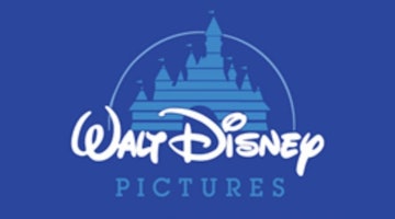 Bu, mavi ve beyaz bir tasarıma sahip bir film logosudur. Arka plan mavidir, logo ise ortada beyaz bir metinden oluşur. Logo biraz bulanıktır ve ortasında beyaz bir daire vardır. Metin, üst kısmı hafifçe yuvarlatılmış dikdörtgen bir şekil ile çevrelenmiştir. Logo küçük beyaz noktalardan oluşan bir kenarlıkla çevrelenmiştir. Logo büyüktür, görüntünün büyük bir kısmını kaplar ve sol üst köşede yer alır. Logo tanınmış bir Disney şirketine ait olduğu için tanınabilir. İzleyicilerin kolayca dikkatini çekecek basit ama etkili bir tasarım.