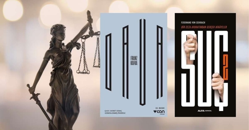 Bu görselde gözleri bağlı, elinde bir dizi terazi ve bir kitap tutan detaylı bir kadın heykeli yer almaktadır. Kadının vücuduna siyah bir örtü örtülmüştür ve elinde tuttuğu terazi ve kitap sıcak bir ışıkla aydınlatılmıştır. Yüz ifadesi, derin düşüncelere dalmış gibi ciddi bir tefekkür ifadesidir. Bir eliyle kitabı sıkıca kavrarken, diğer eliyle teraziyi sabit ve dengeli bir duruşla tutuyor. Arka plan yumuşak mavi-gri bir renkle doldurulmuş ve heykelle ince bir kontrast oluşturuyor. Bu görüntü adalet, hakkaniyet ve bilgelik hissi uyandırıyor.