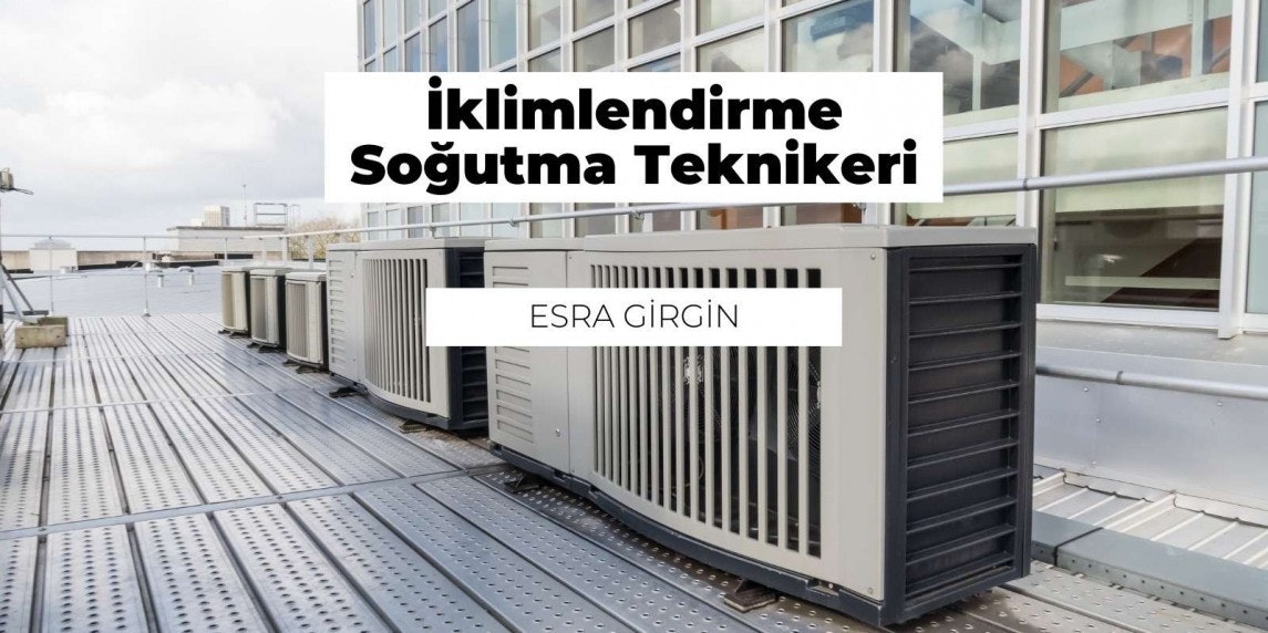 Resimde bir binanın dışında bir sıra klima görülüyor. Klimalar arka arkaya dizilmiş ve her birinin üzerinde beyaz yazılar bulunan siyah bir tabela var. Ön planda, üzerinde KLİMA yazan bir tabelanın bulunduğu bir makinenin yakın çekimi yer almaktadır. Daha geride, beyaz duvarlı siyah bir raf var. Arka planda, bir şehir manzarası üzerinde gökyüzü bulutludur. Yerde bir grup metal nesne var. Görüntünün ortasında, siyah metinli beyaz bir tabelanın yakın çekimi var. Klimaların sırası görüntünün odak noktasıdır. Hepsi sıralanmıştır ve bir binaya bağlı gibi görünmektedirler.