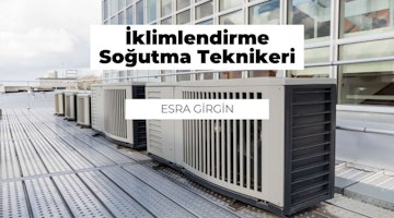 Resimde bir binanın dışında bir sıra klima görülüyor. Klimalar arka arkaya dizilmiş ve her birinin üzerinde beyaz yazılar bulunan siyah bir tabela var. Ön planda, üzerinde KLİMA yazan bir tabelanın bulunduğu bir makinenin yakın çekimi yer almaktadır. Daha geride, beyaz duvarlı siyah bir raf var. Arka planda, bir şehir manzarası üzerinde gökyüzü bulutludur. Yerde bir grup metal nesne var. Görüntünün ortasında, siyah metinli beyaz bir tabelanın yakın çekimi var. Klimaların sırası görüntünün odak noktasıdır. Hepsi sıralanmıştır ve bir binaya bağlı gibi görünmektedirler.