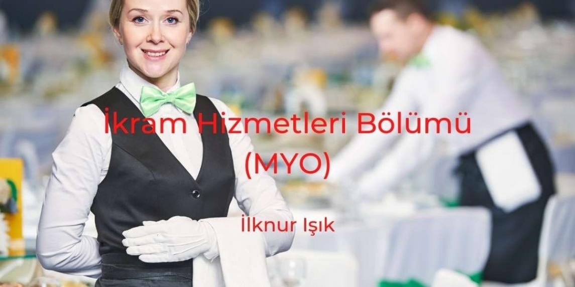 Siyah yelek giymiş ve papyon takmış genç bir kadın bir restoranın önünde duruyor. Siyah eldivenler giymiş ve ellerini önünde kavuşturmuş. Yüzü saçları tarafından kısmen gizlenmiştir. Gözleri görünmüyor. Arka plan bulanık ve sağ alt köşede beyaz bir kare görülüyor. Görüntü kadının vücudunun üst kısmına odaklanmış, yeleği ve papyonu vurgulanmış. Yeleğin ve papyonun renkleri arka planla kontrast oluşturarak öne çıkmalarını sağlıyor.