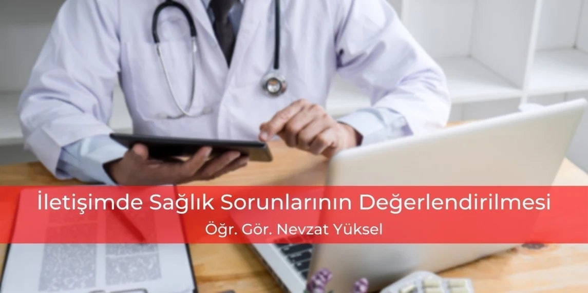 Bir doktor elinde tuttuğu tablet bilgisayarı kullanıyor. Kolları önünde uzanmış ve parmakları ekranda görülebiliyor. Diğer eli bulanık ama kravat taktığını görebiliyoruz. Arka planda hafif puslu bir etki yaratan bir ışık var ama görüntünün netliğinden bir şey götürmüyor. Yüzü görünmüyor ama elindeki işe odaklandığını söyleyebiliriz. Bu görüntü modern tıp mesleğini ve bu alandaki teknoloji kullanımını temsil etmek için kullanılabilir.