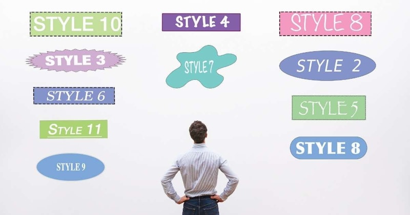 Mavi gömlek ve siyah pantolon giyen bir adam, çeşitli logo ve işaretlerle kaplı bir duvarın önünde duruyor. Ellerini kalçalarına dayamış, duvarı kaplayan farklı tarzdaki tasarımlara bakmaktadır. En göze çarpanı beyaz yazılı mavi oval bir logo, ardından beyaz harfli mor dikdörtgen bir işaret geliyor. Ayrıca biri dikdörtgen diğeri kavisli iki yeşil ve beyaz tabelanın yanı sıra beyaz metinli mavi bir leke de var. Sol alt köşede adamın ellerini ceplerine soktuğu görülüyor.