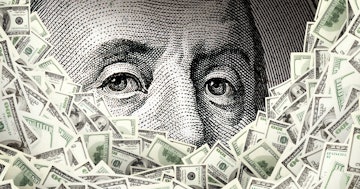 Bu görsel, karmaşık detayları görülebilen yüz dolarlık bir banknotun yakından görünümünü tasvir etmektedir. Banknotun ortasında Benjamin Franklin'in portresi ve kalın harflerle yazılmış One Hundred Dollars (Yüz Dolar) yazısı yer almaktadır. Franklin'in solunda ve sağında sırasıyla Amerika Birleşik Devletleri ve Federal Reserve Note kelimeleri yer almaktadır. Banknotun üst kısmında süslü bir yazı tipiyle The United States of America (Amerika Birleşik Devletleri) yazmaktadır. Banknotun arka planı açık mavi-yeşil renktedir. Banknotun sol tarafında bir parmak izi deseni ve alt kısmında bir seri numarası görülmektedir. Çerçevenin sağ üst köşesinde bir yığın para ve sağda birinin yüzünün yakın çekim görüntüsü görülüyor. Işık parlak, gölgeler ve vurgular çerçeve boyunca görülebiliyor.