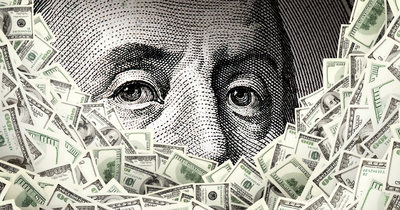Bu görsel, karmaşık detayları görülebilen yüz dolarlık bir banknotun yakından görünümünü tasvir etmektedir. Banknotun ortasında Benjamin Franklin'in portresi ve kalın harflerle yazılmış One Hundred Dollars (Yüz Dolar) yazısı yer almaktadır. Franklin'in solunda ve sağında sırasıyla Amerika Birleşik Devletleri ve Federal Reserve Note kelimeleri yer almaktadır. Banknotun üst kısmında süslü bir yazı tipiyle The United States of America (Amerika Birleşik Devletleri) yazmaktadır. Banknotun arka planı açık mavi-yeşil renktedir. Banknotun sol tarafında bir parmak izi deseni ve alt kısmında bir seri numarası görülmektedir. Çerçevenin sağ üst köşesinde bir yığın para ve sağda birinin yüzünün yakın çekim görüntüsü görülüyor. Işık parlak, gölgeler ve vurgular çerçeve boyunca görülebiliyor.