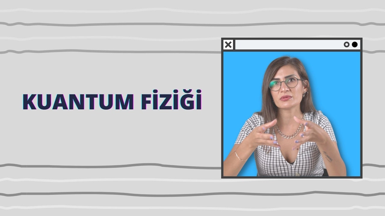 Bir kadın bilgisayar penceresinde, ellerini ekrana doğru uzatmış olarak görülüyor. Ortasında beyaz bir kare üzerinde siyah bir x sembolü bulunan gümüş zincirli bir kolye takmaktadır. Gözlük takmıştır ve doğrudan kameraya bakmaktadır. Elleri önündedir ve gözleri yakın plandadır. Bir şeyi işaret ediyor gibi görünüyor. Kadın karmaşık detayları olan bir kolye takıyor ve arka planda bir logo var. Görüntü kadının mücevherlerinin ve bakışlarının yakın çekimidir. Kadın ellerini uzatmış bir şeye odaklanmış gibi görünüyor.