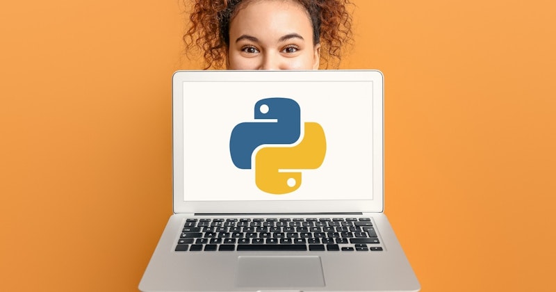 Genç bir kadın, ekranında parlak mavi ve sarı bir yılan logosu bulunan bir dizüstü bilgisayarın önünde oturuyor. Doğrudan kameraya bakıyor, gözleri odaklanmış ve yoğun. Elleri dizüstü bilgisayarın klavyesinin üzerinde, parmakları tuşlara hafifçe dokunuyor. Dizüstü bilgisayar siyah kenarlıklı beyaz renktedir ve arka planda dikdörtgen bir nesne vardır. Kadının üzerinde yeşil bir gömlek vardır ve saçları arkaya doğru toplanmıştır. Kadın dizüstü bilgisayarda yazıyor gibi görünüyor, ifadesi ciddi ve odaklanmış.