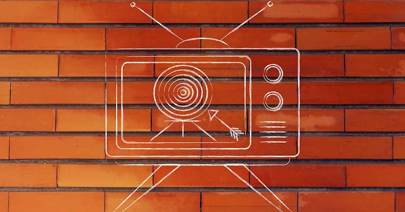 Bir tuğla duvar üzerine bir televizyon çizilmiştir. Kavisli bir tepesi ve dairesel bir ekranı olan bir televizyon setinin siyah beyaz bir taslağıdır. Ekranın ortasında bir hedef ve onu işaret eden bir ok bulunmaktadır. Televizyonun yanındaki tuğla duvarda beyaz bir daire var. Arka planda kırmızımsı-turuncu bir yüzey var ve yakından kırmızı bir kutu görülebiliyor. Kırmızı yüzeyin üzerine çizilmiş beyaz bir ok da var. Görüntünün alt kısmında yeşil çizgileri ve beyaz işaretleri olan bir tenis kortunun yakın çekimi yer almaktadır.