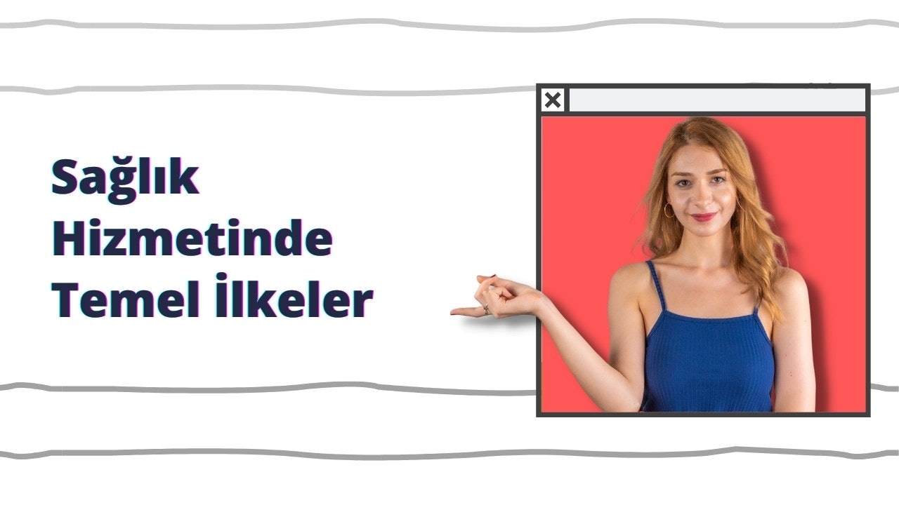 Genç bir kadın bir şeyin yönünü işaret ediyor. Mavi bir atlet giyiyor ve kameraya gülümsüyor. Sağ eliyle işaret ederken sol eliyle bir el hareketi yapıyor. Kamera kadının göğsüne yakınlaştırılmış ve arka planda kelimeler görülebiliyor. İşaret ettiği yöne dikkatle bakıyor ve ifadesi merak ve ilgi dolu. Yüzü odadaki ışıkla aydınlatılmış, bu da yüz hatlarının görüntüde öne çıkmasını sağlıyor.