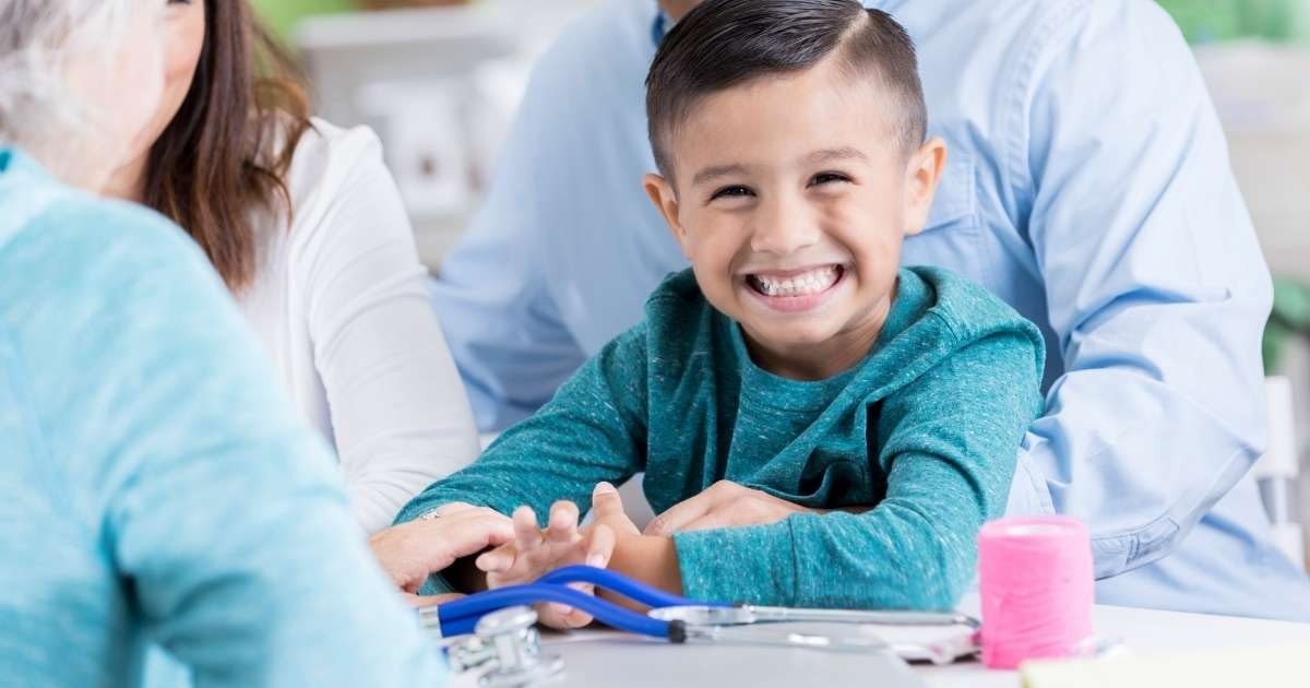 Parlak bir gülümsemeye sahip küçük bir çocuk doktorun önünde oturuyor. Çocuğun üzerinde mavi bir gömlek, doktorun üzerinde ise beyaz bir laboratuvar önlüğü vardır. Doktorun elinde bir çift mavi stetoskop vardır ve çocuk doğrudan kameraya bakmaktadır. Doktorun solundaki masanın üzerinde pembe bir iplik makarası var. Buna ek olarak, çocuğun gülümseyen yüzünün yakın çekimi ve ağzının yakın çekimi görülüyor. Doktor arkadaşça bir ifadeyle çocuğa bakmaktadır.