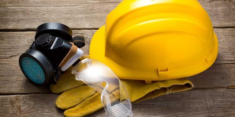 Bu görselde ahşap bir yüzey üzerinde duran sarı bir baret ve üzerinde duran bir çift güvenlik gözlüğü görülmektedir. Şapka sert plastikten yapılmıştır ve arkasında ayarlanabilir bir kayış vardır. Gözlükler şeffaf plastikten yapılmıştır ve sabitlemek için siyah elastik bir banda sahiptir. Gözlükler gözleri döküntülerden ve olası tehlikelerden korumak için tasarlanmıştır. Resmin sol alt köşesinde siyah dairesel bir nesne ve siyah bir daire görülmektedir. Ayrıca, sağ üst köşede mavi filtreli siyah bir solunum cihazı da görülebilir. Bu görüntü, bir iş sahasında gerekli olan güvenlik ekipmanlarına harika bir örnektir.