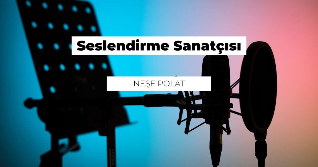 Stand üzerindeki bir mikrofonun yakın çekim görüntüsü görülüyor. Mikrofon siyahtır ve pembe arka plana karşı göze çarpmaktadır. Mikrofonun yanında siyah harflerle mavi ve beyaz dikdörtgen bir işaret var. Ayrıca, pembe arka planlı siyah bir nesnenin yakın çekimi de mevcuttur. Buna ek olarak, bir daire içinde siyah bir E harfinin yakın çekimi görülebilir. Daha fazla odaklanıldığında, görüntüde beyaz zemin üzerine siyah harflerle yazılmış bir logo görülmektedir. Mikrofon görüntünün merkezine yerleştirilmiş ve diğer nesneler onu çevreliyor. Genel olarak, görüntü bir stand üzerindeki mikrofonu ve onu çevreleyen diğer nesneleri ve tabelaları yakalayarak görüntüye ayrıntı ve bağlam kazandırıyor.