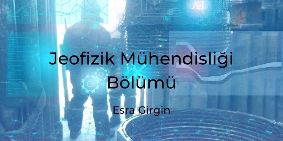 Bir grup insan bir fabrikanın içinde yürümektedir. Çoğunluk koyu renk giysiler giyiyor ve kutular taşıyor. Ön planda, mavi ve beyaz çizgili pantolon giyen bir kişinin dizlerinden aşağısı görülüyor. Görüntünün sağ tarafında, yakından bir tabela görülüyor. Tabelada siyah zemin üzerine beyaz yazılar var. Arka planda, daha fazla insanın ayakta durduğu görülebilen bir odaya açılan açık bir kapı var.