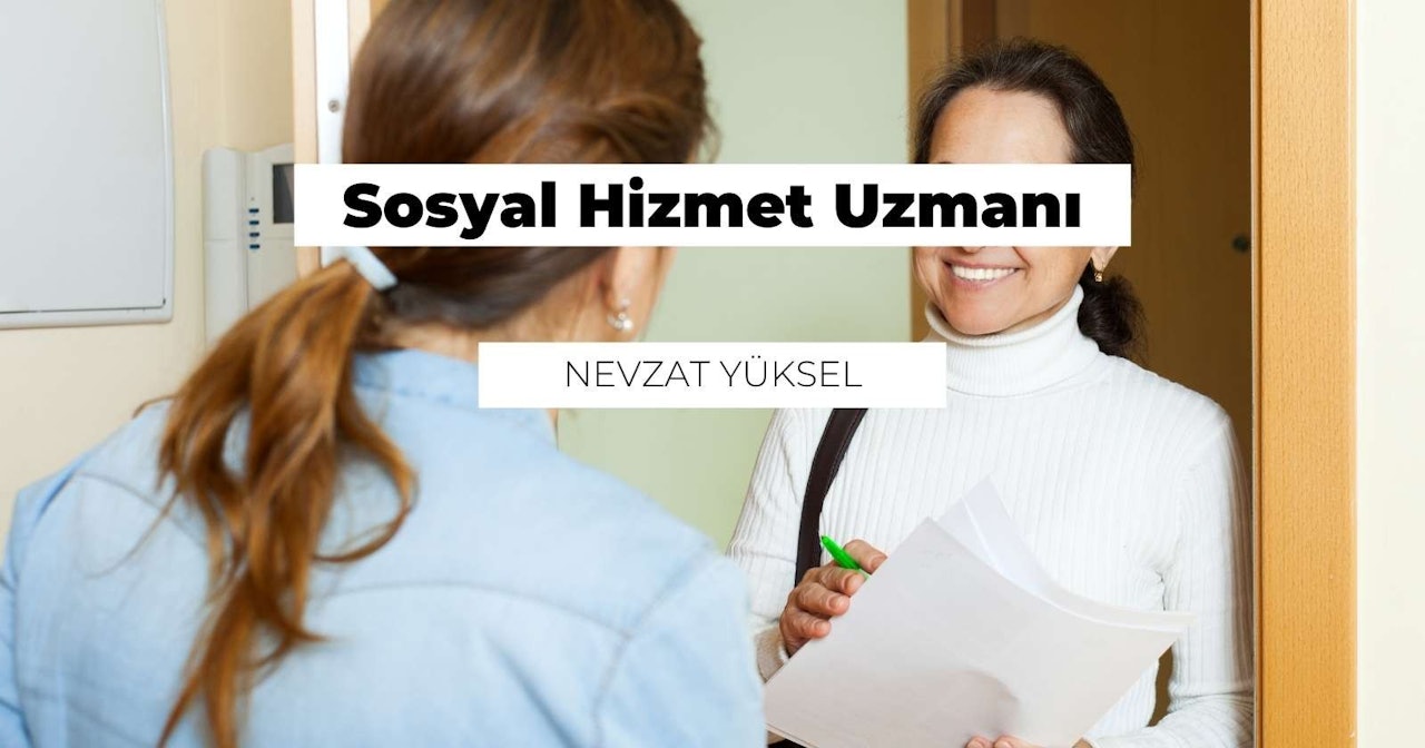 Kahverengi saçlı bir kadın beyaz bir zeminde oturmuş, elinde bir kâğıt ve kalem tutuyor. Üzerinde siyah bir kravat ve kâğıdın üzerinde siyah bir harf var. Kâğıdın arka planı beyaz ve kenarlarında siyah bir çerçeve var. Sırtını kameraya dönmüş ve saçlarını at kuyruğu yapmış. Kağıda bakarken sol kolu yüzeyin üzerinde durmaktadır. Kalemi sağ elinde tutuyor ve elindeki işe konsantre olmuş durumda.