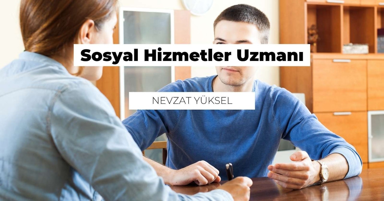 Samimi bir anda masada oturan bir kadın ve erkeğin yakın çekimi. Adam yakalı, açık mavi bir gömlek giymiş ve ellerini önünde kavuşturmuş. Kadın koyu yeşil bir elbise giymiş ve ellerini masaya dayamış. Masanın yüzeyi açık renkli bir ahşap ve ortasında beyaz bir fincan görülüyor. Arka planda bir logo içeren küçük bir işaret var ve en sağ köşede bir kişinin elinin bulanık bir görüntüsü görülebiliyor. Kadının sol kulağında yakın çekim bir saat ve görüntünün ortasında yakın çekim bir logo görülüyor.