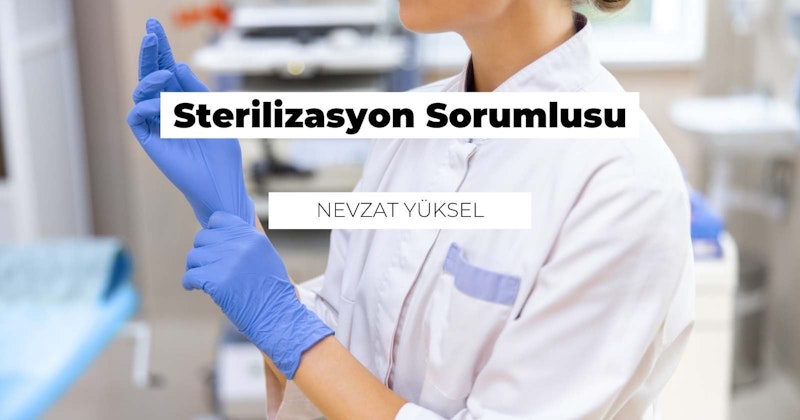 Mavi eldivenler giyen bir kişi görüntünün ön planında durmaktadır. Mor bir yaka takıyor ve boynunda siyah beyaz bir logo görülüyor. Arka plan beyaz bir yüzey ve üzerinde siyah bir harfin yakın çekimi görülüyor. Kişinin sağında mavi bir nesnenin bulanık bir yakın çekimi yer almaktadır. Eldivenler bu görüntünün odak noktasıdır ve eldivenler sıkıca oturmakta ve kişinin ellerini tamamen örtmektedir. Kişinin ifadesi sakin ve soğukkanlı.