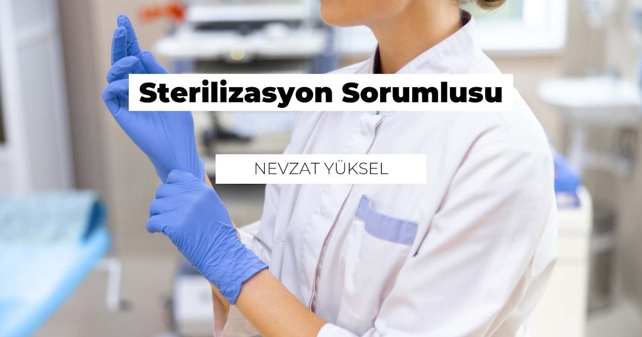 Mavi eldivenler giyen bir kişi görüntünün ön planında durmaktadır. Mor bir yaka takıyor ve boynunda siyah beyaz bir logo görülüyor. Arka plan beyaz bir yüzey ve üzerinde siyah bir harfin yakın çekimi görülüyor. Kişinin sağında mavi bir nesnenin bulanık bir yakın çekimi yer almaktadır. Eldivenler bu görüntünün odak noktasıdır ve eldivenler sıkıca oturmakta ve kişinin ellerini tamamen örtmektedir. Kişinin ifadesi sakin ve soğukkanlı.