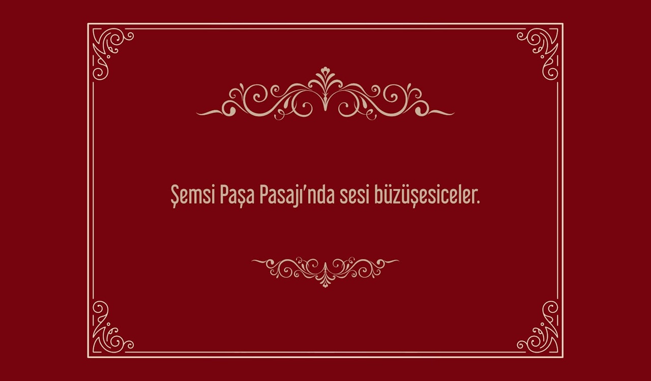 Bu, beyaz ve kırmızı bir tasarım, kırmızı ve beyaz girdaplı bir tasarım ve beyaz harfli kırmızı bir işaret içeren, beyaz metinli kırmızı dikdörtgen bir çerçeve görüntüsüdür. Beyaz ve kırmızı tasarım, zig-zag deseni oluşturan ince çizgilerden oluşan bir desene sahiptir. Kırmızı ve beyaz girdaplı tasarım küçük dairelerden oluşan kavisli bir desene sahiptir. Kırmızı tabelada bir kelime oluşturan beyaz harfler vardır. Ayrıca sağ alt köşede beyaz girdaplı kırmızı bir arka plan vardır. Tüm bu unsurlar bir araya gelerek görsel açıdan ilginç ve dinamik bir görüntü oluşturuyor.