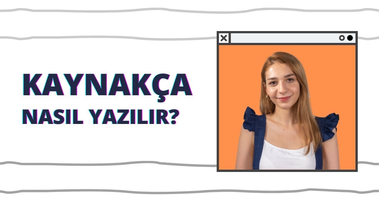 Siyah saçlı ve beyaz gömlekli bir kadın ayakta duruyor ve kameraya doğru gülümsüyor. Doğrudan objektife bakıyor ve dudakları hoş bir ifadeyle hafifçe kıvrılmış. Elleri iki yanında duruyor ve gözleri dostça, davetkâr bir bakışla bakıyor. Kıyafetleri sade ama şık, duruşu kendinden emin ve davetkâr. Arka plan bulanıklaştırılmış ve görüntü yakından çekilmiş. Gömleğinin yakasından göğsü görünüyor ve beyaz zemin üzerinde siyah bir 'Y' harfi ön planda. Genel izlenim, izleyiciyi karşılamaya ve onunla etkileşime geçmeye hazır, neşeli ve arkadaş canlısı bir özne.