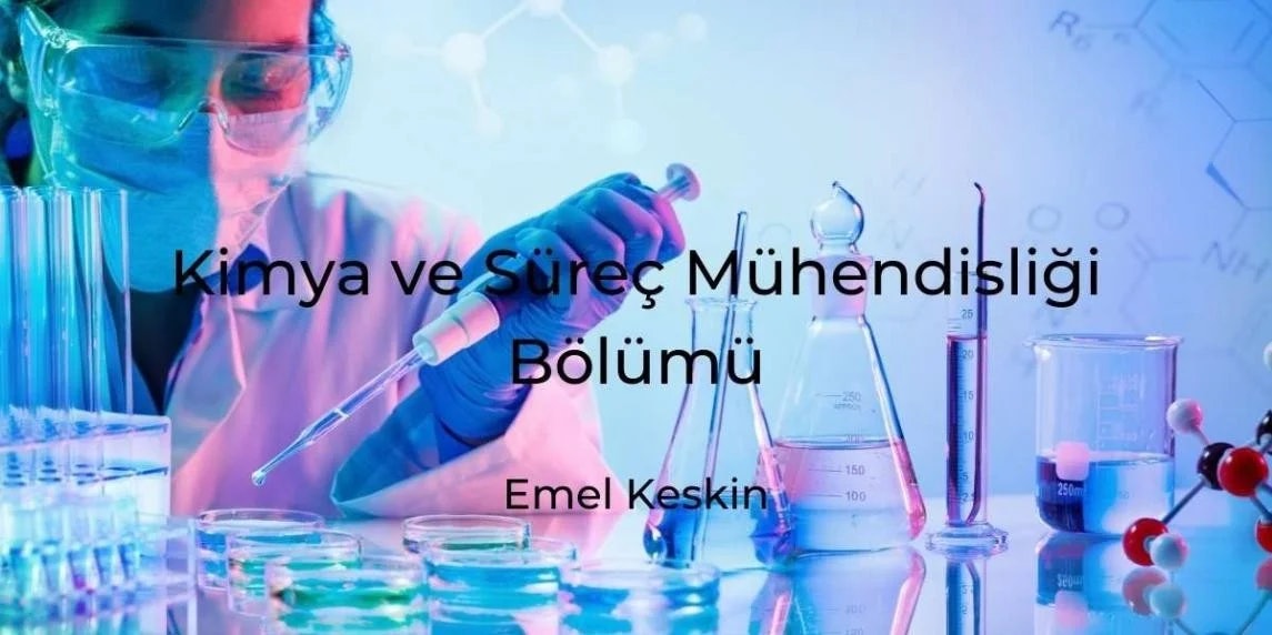 Laboratuvar önlüğü ve koruyucu gözlük giyen bir kişi sağ elinde bir pipet tutmaktadır. Önlerindeki masanın üzerinde sıvı dolu bir beher bulunan bir laboratuvarda durmaktadırlar. Pipet behere yakın tutulmaktadır ve üstünde mavi beyaz bir boya vardır. Arka planda bir kişinin yüzünün bulanık bir görüntüsü, mavi beyaz bir gökyüzü ve bir bardağın yakın çekimi vardır. Kişi odaklanmıştır ve pipetle beherden bir ölçüm yapıyor gibi görünmektedir.