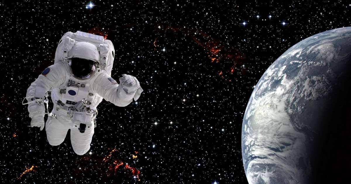 Bir astronot uzayda süzülüyor, arka planda dünya var. Astronot beyaz bir kask takıyor ve siyah bir nesne yakından görülebiliyor. Gece gökyüzünde küçük yıldızlar görülüyor ve dünya uzaktan aydınlatılıyor. Astronot yerçekimsiz ortamda kollarını açmış huzurlu görünüyor. Uzayın karanlığında doğal güzelliğini gösteren dünyanın manzarası nefes kesicidir. Astronotun etrafında gece gökyüzünde parıldayan sonsuz yıldızlar var.