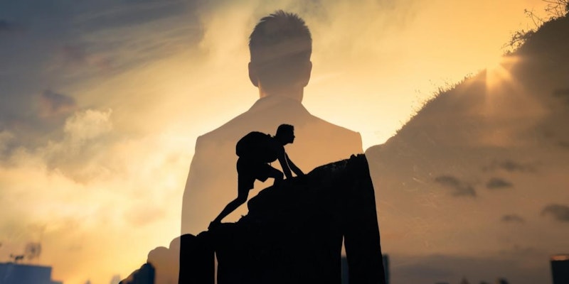 Bu görüntü dağa tırmanan bir adam siluetini tasvir etmektedir. Adam bir kayaya tırmanıyor, başı görünüyor ve arkasında duman benzeri bir iz var. Arka planda bulutlarla dolu bir gökyüzü ile bulutlu bir dağın önünde durmaktadır. Adamın yan tarafında, bir kayanın üzerine tünemiş başka bir siluet görülüyor. Resmin genişliği 1145 ve yüksekliği 572'dir. Doğanın görkemini ve dağcının kararlılığını yakalayan güçlü bir görüntüdür.