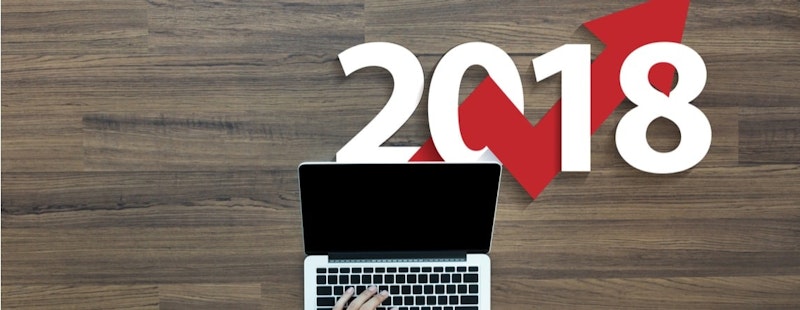 Bu resim bir dizüstü bilgisayarın başında oturmuş, klavyede bir şeyler yazan bir kişiyi gösteriyor. Dizüstü bilgisayar açık ve ekranda bir dizi rakam ve kırmızı bir ok var. Kişi dikkatle konsantre olmuş, elleri klavyenin üzerinde duruyor. Mavi bir gömlek giymektedir ve sakalları vardır. Dizüstü bilgisayar düz bir yüzeye yerleştirilmiş ve kişinin diğer eli dizüstü bilgisayarın yan tarafına dayanmış. Arka plan açık mavidir ve sağ üst köşede açık renkli bir pencere görünür. Işık dizüstü bilgisayar ekranına yansıyor ve kişinin yüzü ışık tarafından aydınlatılıyor. Kişi elindeki işi bitirmeye odaklanmış ve kararlıdır.