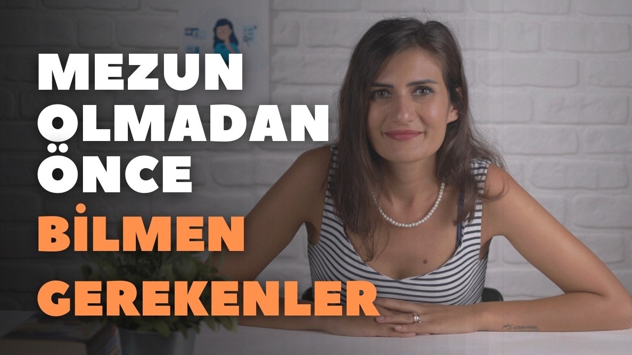 Çizgili gömlek ve inci kolye takmış bir kadın beyaz bir arka planın önünde bir masada oturuyor. Yüzünde sıcak bir gülümseme var ve doğrudan kameraya bakıyor. Sağ kolu masanın üzerinde duruyor ve yanında küçük bir saksı bitkisi var. Solunda bulanık bir kadın görüntüsü var. Sağında, üzerinde beyaz bir 'Z' harfi olan siyah bir arka plan vardır. Masanın üzerine beyaz bir örtü örtülmüştür.