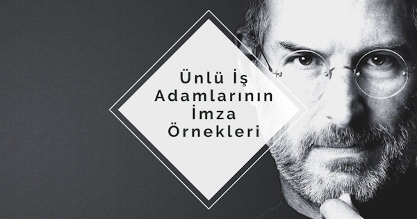 Koyu renk sakallı, kalın çerçeveli bir çift gözlük ve küçük kulaklıklar takan bir adamın yakın çekimi. Yüzü beyaz bir elmasla aydınlatılmış ve sakalı düzgünce kesilmiş. Gözleri kısmen görülebiliyor; sol gözü kapalı, sağ gözü ise hafifçe açık. Dudakları hafifçe ayrılmış ve kaşları konsantrasyonla çatılmış. Arka plan, görüntüye ince bir doku katan beyaz çizgilere sahip gri bir kumaş.
