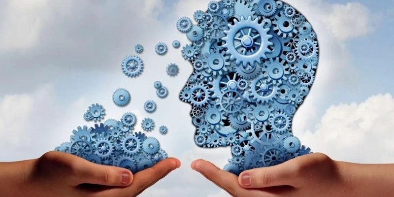 İki el, dişli şeklindeki karmaşık bir nesneyi tutarken gösterilmiştir. Nesne dairesel bir tabana ve dişlinin merkezinden uzanan çeşitli şekillere sahiptir. İlk elin dişlinin merkezini kavradığı, ikinci elin ise çıkıntılı düz bir kenarı kavradığı görülüyor. Dişli, merkezinde aşağı doğru bakan iki sivri uç bulunan bir kafa şeklinde görünmektedir. Dişliye yakından bakıldığında dairesel tabanın ortasında bir vida ve bir dizi başka karmaşık ayrıntı görülüyor. Arka plan odak dışıdır, bu da elleri ve dişlileri keskin ayrıntılara dönüştürür. Bu görüntü, bir insanın elinde tuttuğu yaratıcı ve karmaşık bir nesnenin harika bir örneğidir.