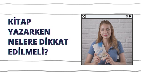 Bir kadın beyaz bir arka planın önünde ayakta durmakta ve elinde bir kağıt parçası tutmaktadır. Yüzünde parlak bir gülümseme var ve gözleri doğrudan kameraya bakıyor. Elindeki kâğıt beyazdır ve üzerinde mavi bir metin yazılıdır. Sol üst köşede, beyaz zemin üzerine siyah bir harf var. Kağıdın sağ tarafında siyah ve mor bir metin var. Kağıdın alt kısmında beyaz bir kare içinde siyah bir X harfi var. Ayrıca diğer elinde, çeşitli sayfaları görünen açık bir kitap tutmaktadır. Kitabın kapağı mavi beyazdır ve arkasındaki beyaz zemin üzerinde kitabın ve kağıdın gölgesi vardır.