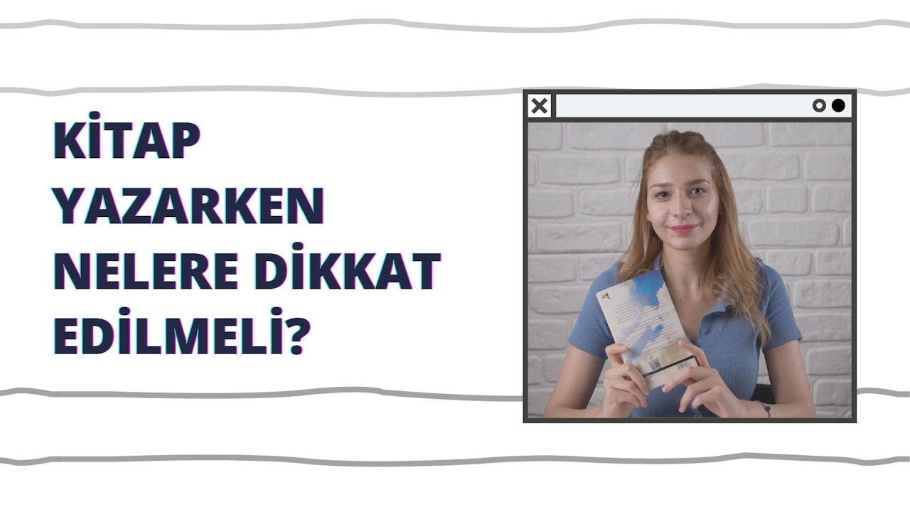 Bir kadın beyaz bir arka planın önünde ayakta durmakta ve elinde bir kağıt parçası tutmaktadır. Yüzünde parlak bir gülümseme var ve gözleri doğrudan kameraya bakıyor. Elindeki kâğıt beyazdır ve üzerinde mavi bir metin yazılıdır. Sol üst köşede, beyaz zemin üzerine siyah bir harf var. Kağıdın sağ tarafında siyah ve mor bir metin var. Kağıdın alt kısmında beyaz bir kare içinde siyah bir X harfi var. Ayrıca diğer elinde, çeşitli sayfaları görünen açık bir kitap tutmaktadır. Kitabın kapağı mavi beyazdır ve arkasındaki beyaz zemin üzerinde kitabın ve kağıdın gölgesi vardır.