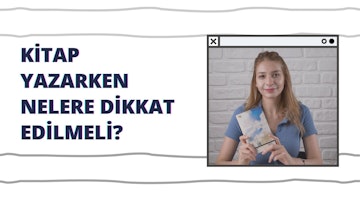 Bir kadın beyaz bir arka planın önünde ayakta durmakta ve elinde bir kağıt parçası tutmaktadır. Yüzünde parlak bir gülümseme var ve gözleri doğrudan kameraya bakıyor. Elindeki kâğıt beyazdır ve üzerinde mavi bir metin yazılıdır. Sol üst köşede, beyaz zemin üzerine siyah bir harf var. Kağıdın sağ tarafında siyah ve mor bir metin var. Kağıdın alt kısmında beyaz bir kare içinde siyah bir X harfi var. Ayrıca diğer elinde, çeşitli sayfaları görünen açık bir kitap tutmaktadır. Kitabın kapağı mavi beyazdır ve arkasındaki beyaz zemin üzerinde kitabın ve kağıdın gölgesi vardır.