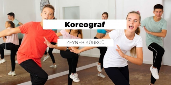 Işıklarla aydınlatılmış bir odada birlikte dans eden bir grup insan. Hepsi gündelik kıyafetler giymektedir ve çoğunluğu kadındır. Bir kadın tek ayağının üzerinde dururken, bir diğeri etrafında dönmektedir. Kırmızı gömlek ve siyah pantolon giyen bir çocuk da dans etmektedir. Ön planda bir logonun yakın çekimi ve bir kişinin kolu görülüyor. En sağda, bir kişinin yüzünün bulanık bir görüntüsü görülebiliyor. Atmosfer neşeli ve canlı, herkes müziğin tadını çıkarıyor.