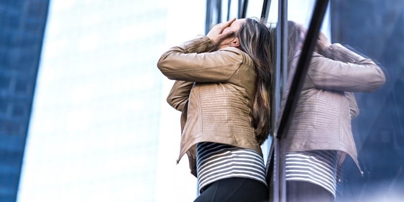 Bir kadın pencereye yaslanmış, dışarı bakıyor. Üzerinde siyah deri bir ceket, çizgili bir gömlek ve çizgili bir pantolon var. Saçları kısa ve siyahtır. Yüzünde ciddi bir ifade var. Resmin ön planında yüzünün yakın çekimi görülüyor. Yoğun bir bakışı var ve dudakları sanki konuşmak üzereymiş gibi hafifçe ayrılmış. Gözleri pencerenin dışındaki bir şeye odaklanmıştır. Görüntünün sağ tarafında, pencere kolu gibi görünen siyah bir nesnenin yakın çekimi görülüyor. Kolunun ulaşamayacağı bir yerdedir.