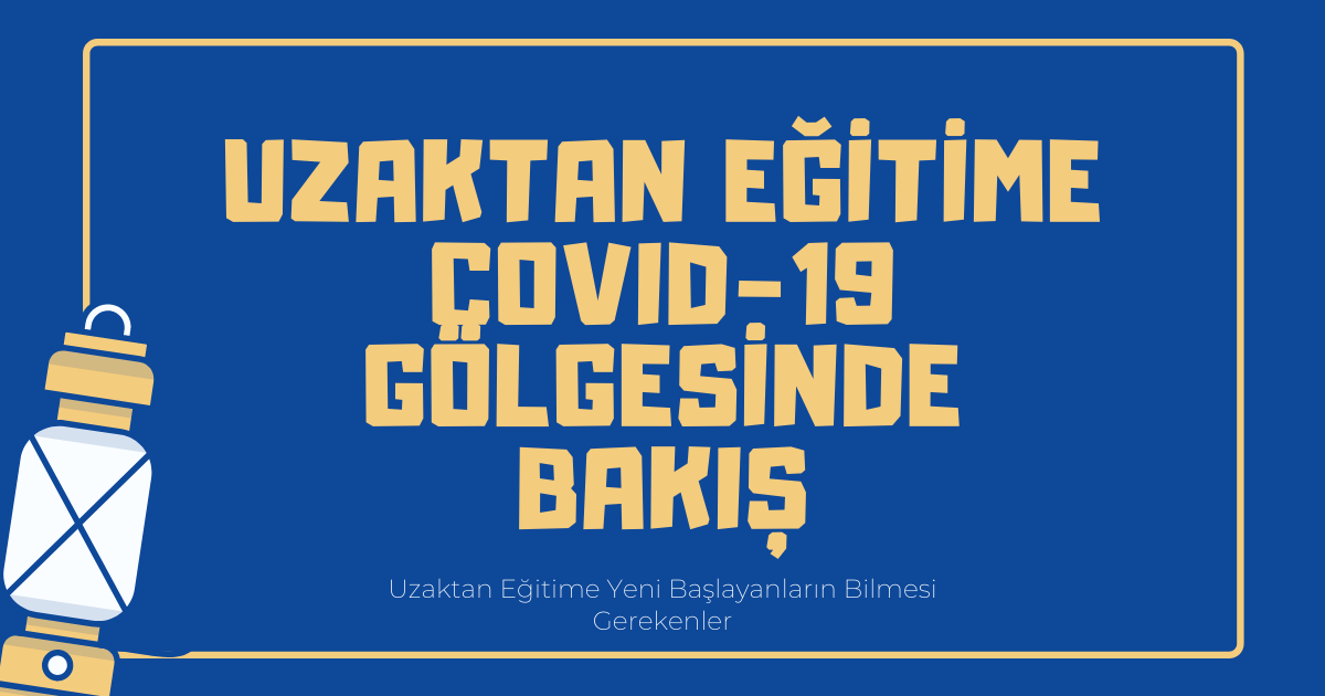 Görüntünün ortasında sarı metinli mavi bir tabela görülmektedir. Tabela dikdörtgen şeklindedir ve etrafında beyaz bir kenarlık vardır. Tabeladaki metin sarı renkte ve iki büyük harf şeklinde yazılmıştır. Soldaki harf 'E', sağdaki harf ise 'A' harfidir. İki harfin altında beyaz renkle yazılmış daha kısa bir metin satırı bulunmaktadır. Tabelanın arka planı açık mavi renktedir. İşaret, görüntüde başka hiçbir nesnenin olmadığı düz bir arka plan üzerinde yer almaktadır.