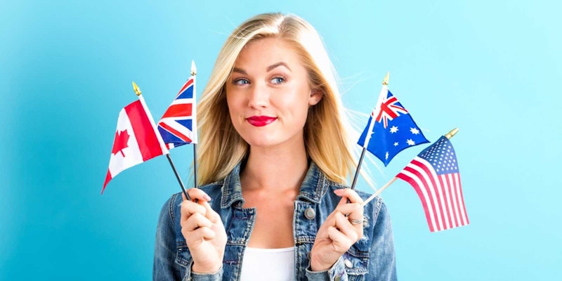 Görselde elinde iki bayrak tutan, canlı bir gülümsemeye sahip bir kadın görülüyor. Kadın, bayrakları genişçe açılmış beyaz bir duvarın önünde durmaktadır. Bayraklardan biri, mavi bir alan üzerinde kırmızı ve beyaz çizgiler ve 50 beyaz yıldızın yer aldığı ABD bayrağı, diğeri ise üzerinde büyük bir beyaz yıldız bulunan beyaz ve kırmızı bir bayrak. Kadının sol kolu uzatılmış, sağ kolu göğsünde, bayrakları birbirine yakın tutuyor. Uzun siyah saçları geriye doğru topuz yapılmış ve kahverengi gözleri doğrudan kameraya bakıyor. Canlı kırmızı gömleği beyaz duvarda göze çarpıyor ve bayraklar kollarının üzerine örtülmüş. Elleri görünüyor ve yüz ifadesi neşe ve gurur dolu.