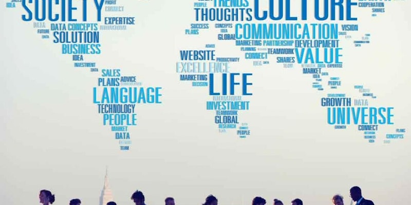 Bir grup insan, ortasında takım elbiseli bir adamın bulunduğu bir dünya haritasının önünde durmaktadır. Harita mavi ve beyaz renklidir ve sağ üst köşesinde mavi ve beyaz bir işaret vardır. Resmin alt kısmında beyaz zemin üzerine mavi bir metin görülüyor. Arka planda bulanık bir kule ve gökyüzünde bir grup insan görülebiliyor. Resmin sol tarafında da mavi beyaz dikdörtgen bir işaret var. Tüm unsurlar bir araya gelerek dünyayı keşfeden bir grup insanın büyüleyici görüntüsünü oluşturuyor.