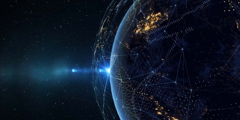 Bu, gökyüzünde parlak bir ışık bulunan bir gezegenin yakın çekim görüntüsüdür. Gezegen, beyaz noktalı siyah arka plana karşı öne çıkan beyaz bir ışıkla aydınlatılıyor. Gezegenin yüzeyi, uzaydan görülebilen bir dünya haritası ile ayrıntılı olarak görülüyor. Gezegen parlak bir şekilde parlayan bir ışık halesiyle çevrilidir. Gökyüzü karanlık ve gezegen parlak, beyaz bir ışıkla aydınlatılmış, etrafı yıldızların parıltısıyla çevrilmiş. Görüntünün alt yarısı, görüntüye benzersiz bir doku kazandıran bir dizi beyaz nokta ile doldurulmuştur.