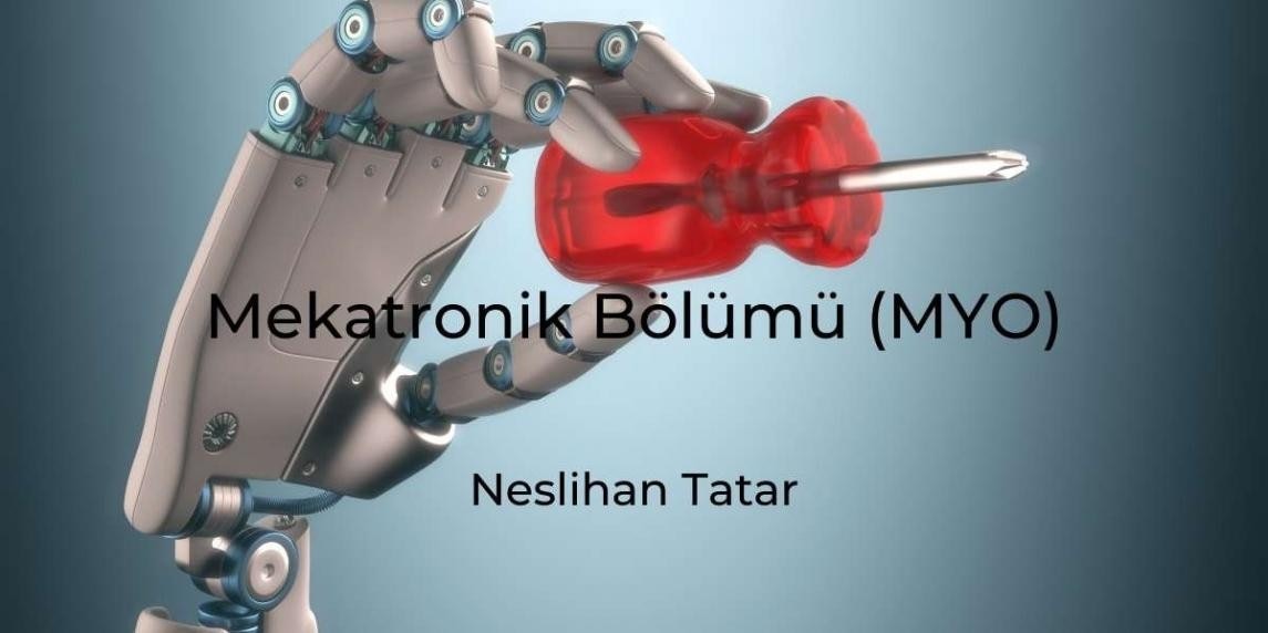 Parlak kırmızı bir nesneyi kavrayan bir robot el görülüyor. Robot elin dört metal parmağı ve kırmızı nesnenin etrafında kıvrılmış iki başparmağı var. Nesne yuvarlak ve pürüzsüz, parlak bir yüzeye sahip. Kırmızının koyu bir tonudur ve içine birkaç turuncu ve sarı renk karışmıştır. Robot el metalik gümüş rengindedir ve parmakları hafif bir dokuya sahiptir. Arka plan bulanık ve gri bir renge sahip. Robotun elindeki nesne görüntünün tek odak noktasıdır.