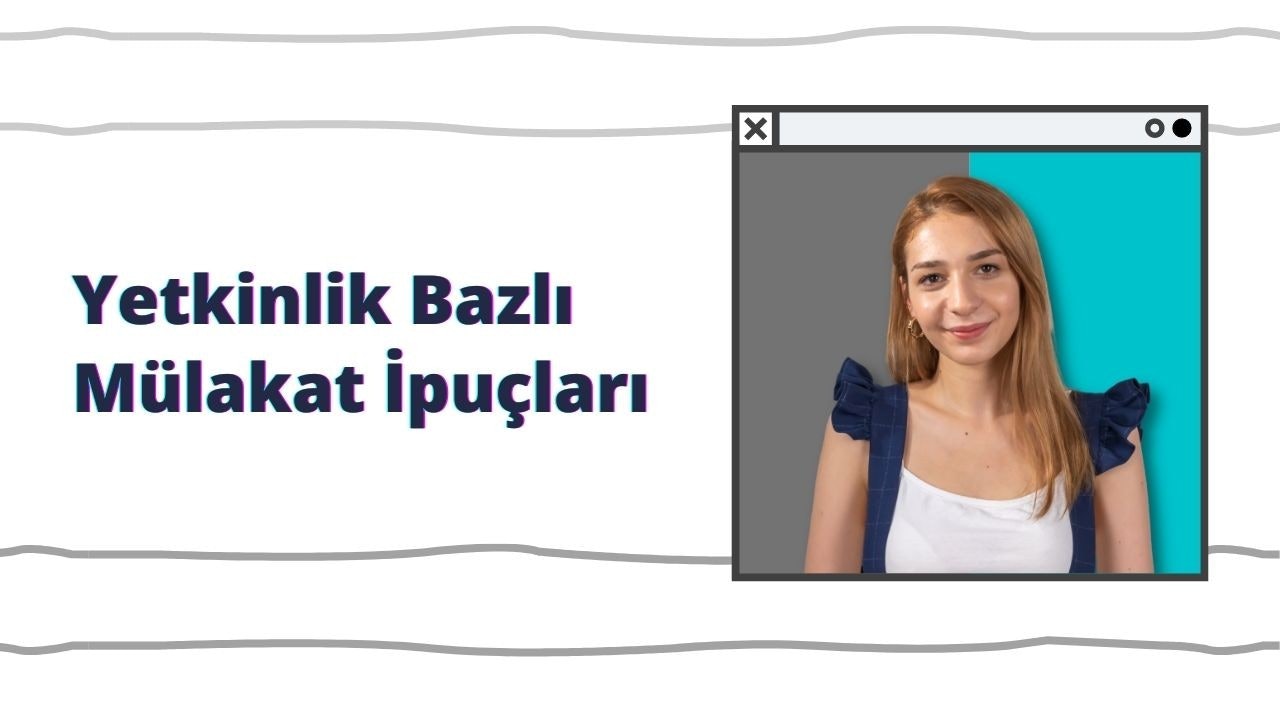 Bu görüntüde yüzünde hoş bir ifade olan ve doğrudan kameraya bakan bir kadın yer alıyor. Uzun siyah saçları var ve mavi ekose bir gömlek giyiyor. Kollarını hafifçe kaldırmış ve elleri görünüyor. Genişçe gülümsüyor, dudakları hafifçe ayrılmış ve dişleri görünüyor. Yüz hatları beyaz teni ve belirgin kaşlarıyla vurgulanmaktadır. Arka planda, üzerinde siyah bir Y harfi görünen beyaz bir duvar var. Kadın görüntünün merkezinde ve etrafında geniş bir alan var. Göğüs bölgesi hafifçe görünüyor, köprücük kemiği ve gömlek düğmeleri görülebiliyor. Başka hiçbir insan ya da nesnenin görünmediği bir odanın ortasında gibi görünüyor. Kadın görüntünün ana odağıdır, gülümseyen ifadesi izleyiciyi oyalanmaya davet eder.